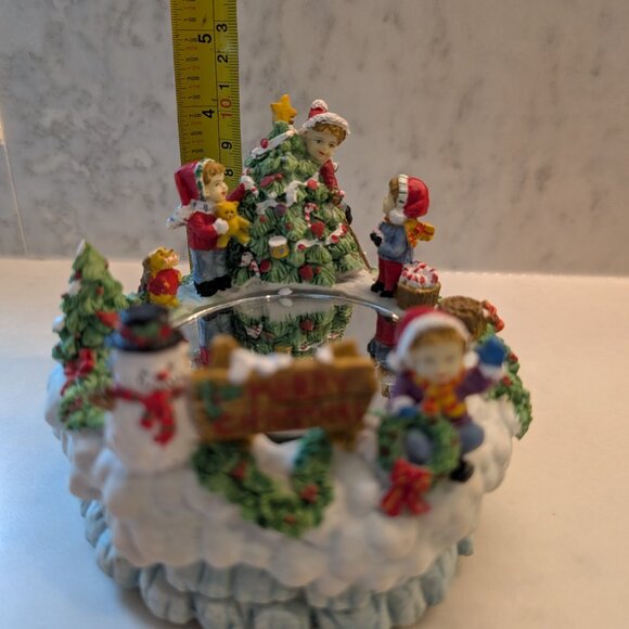 Santa's Trim Shoppe Polyresin Skating Pond Wind-up Music Box With Skating Person - Picture 16 of 17